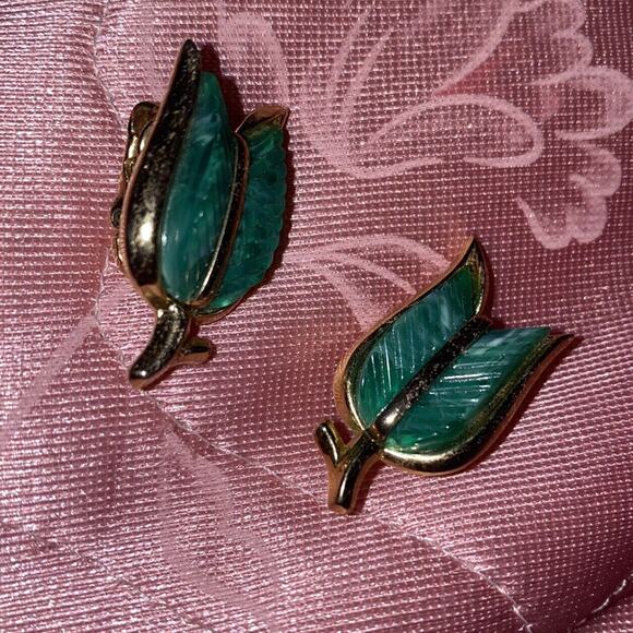 Signed 1950s Crown Trifari Designer Leaf Tulip Earrings Green Gold Tone - Picture 5 of 9